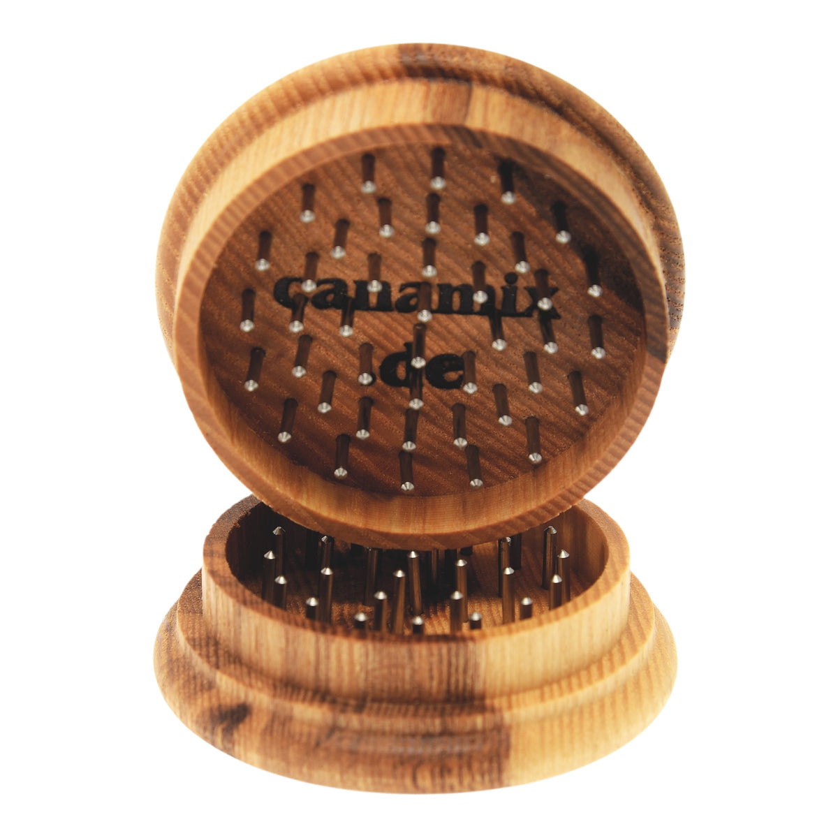 Canamix Grinder Esche mit Metallstiften 66mm geöffnet Details Mahlwerk etwas schräg frontal