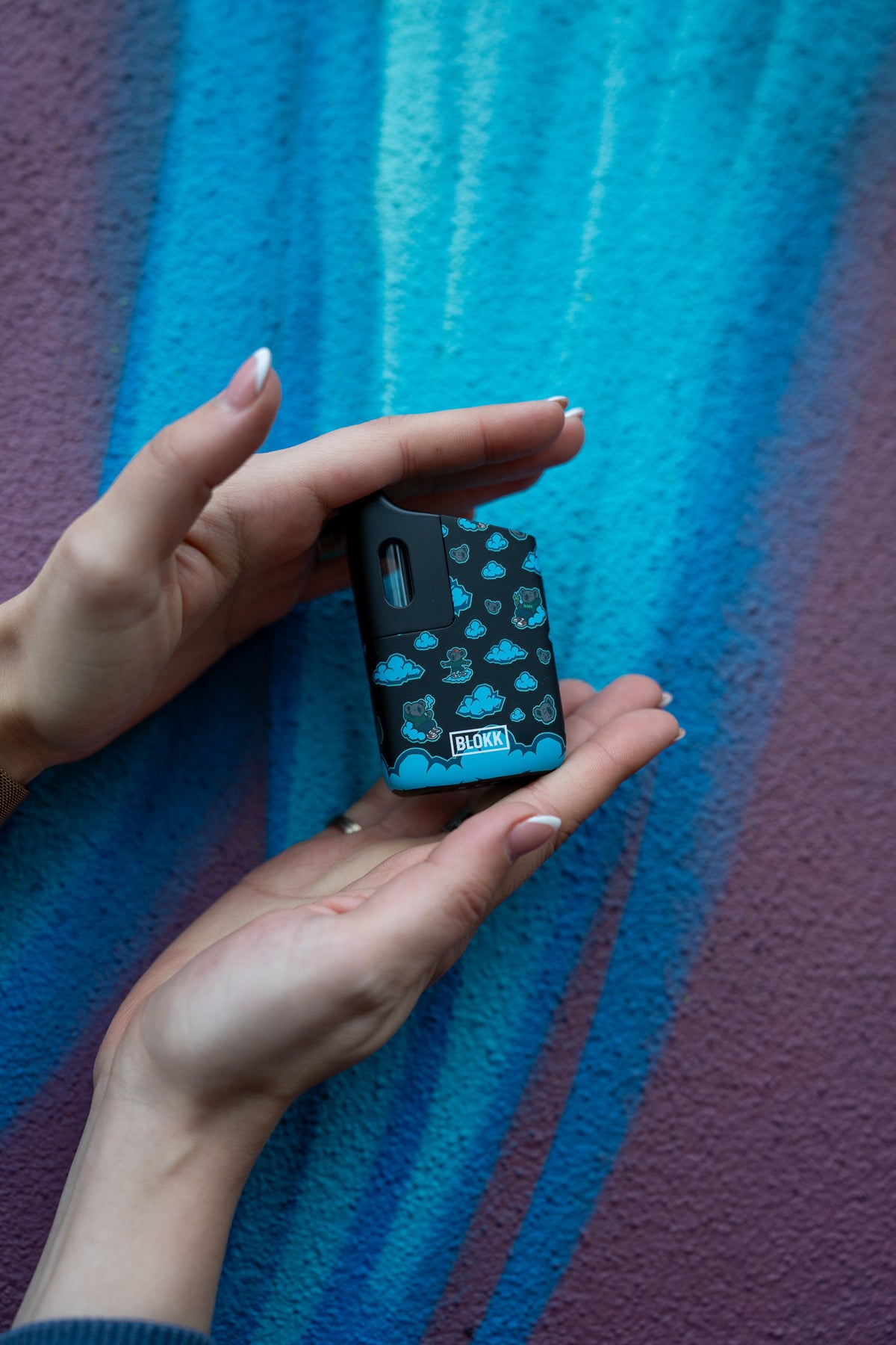 BLOKK ONE Vaporizer in einer geöffneten Hand