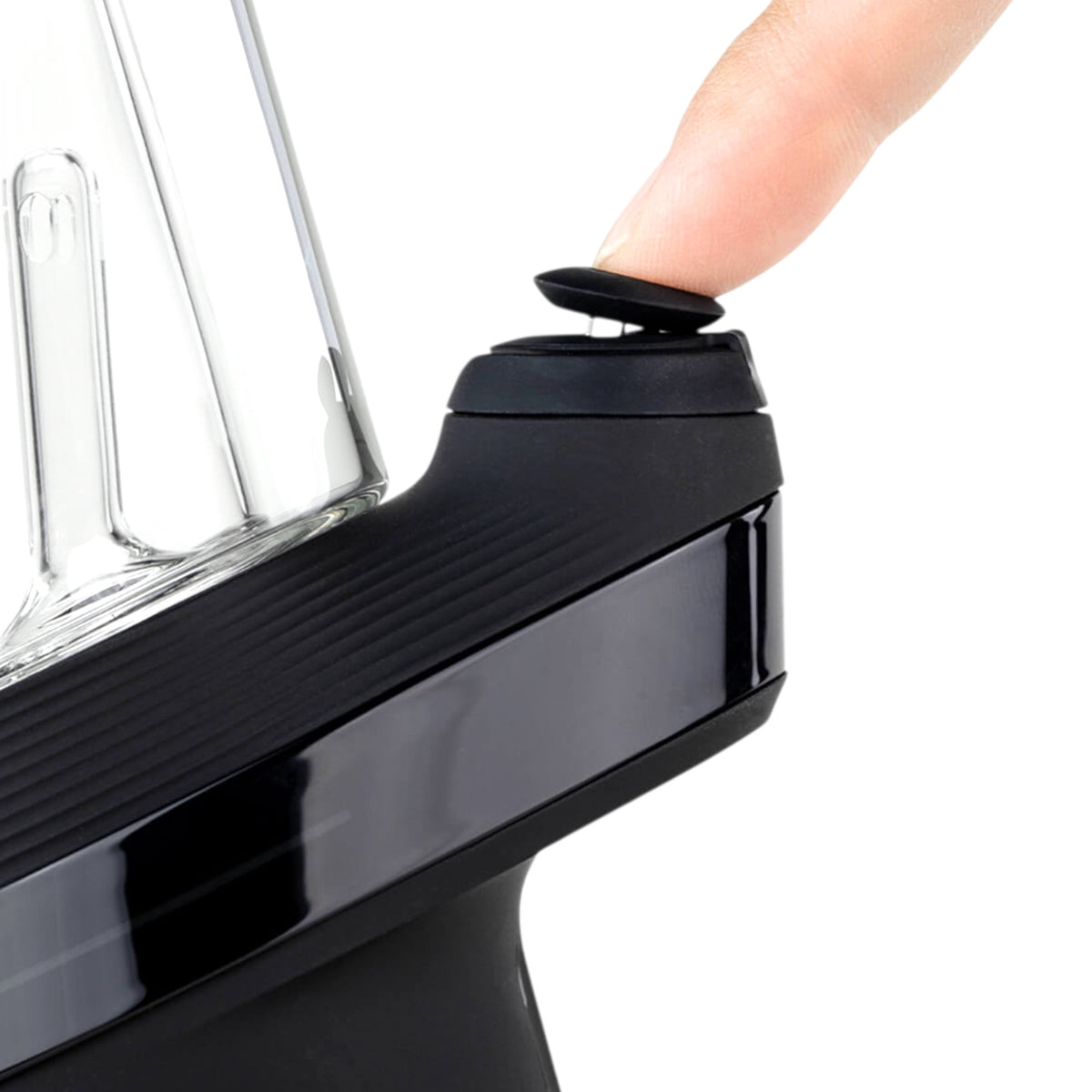 Puffco New Peak Onyx Knopf wird gedrückt