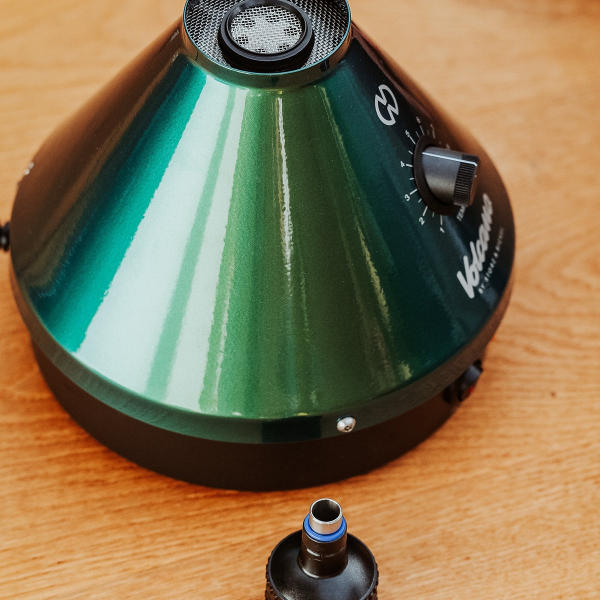 Storz & Bickel Volcano Classic Evergreen Lifestyle Volcano Classic Evergreen steht auf einem Tisch