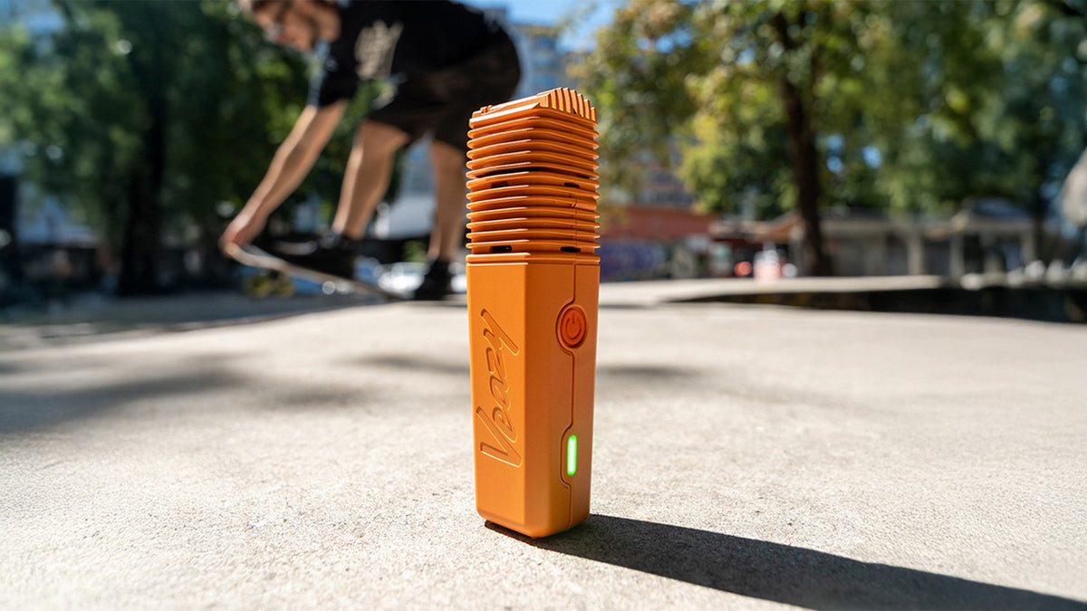 Storz & Bickel Veazy Vaporizer in Orange auf dem Boden eines Skateparks