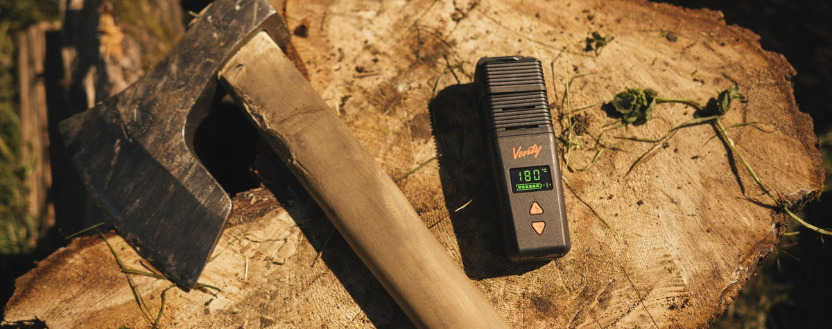 Venty Vaporizer von Storz & Bickel auf einem Hackklotz neben einer Axt