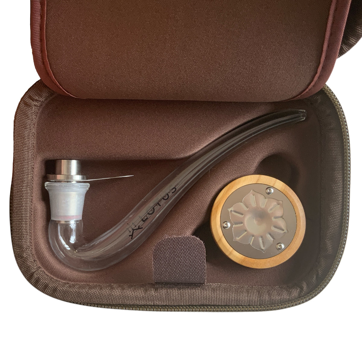 INHALE Lotus Olivenholz im geöffneten Etui mit Glaspfeife und Adapter